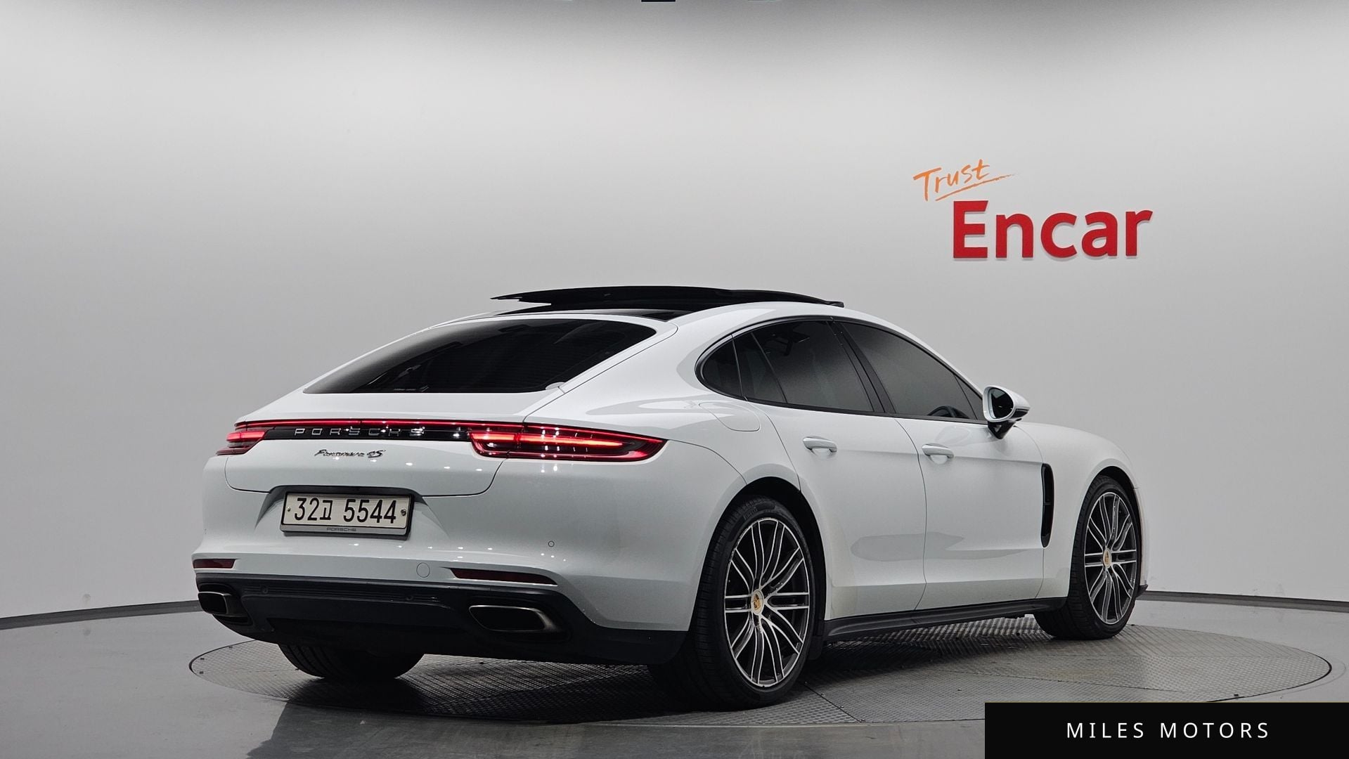 Porsche Panamera 2018 — фото 1 из 12