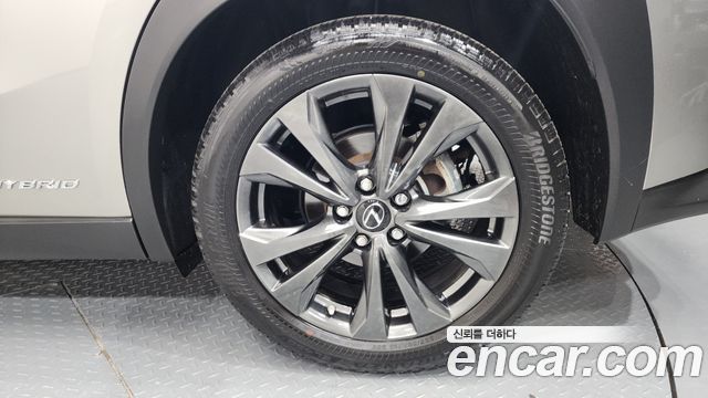 Лексус UX250h 2021 — миниатюра 7
