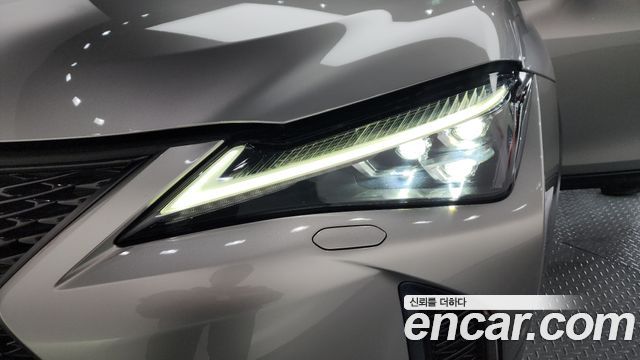 Лексус UX250h 2021 — миниатюра 8