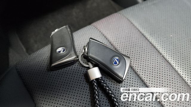 Лексус UX250h 2021 — миниатюра 39