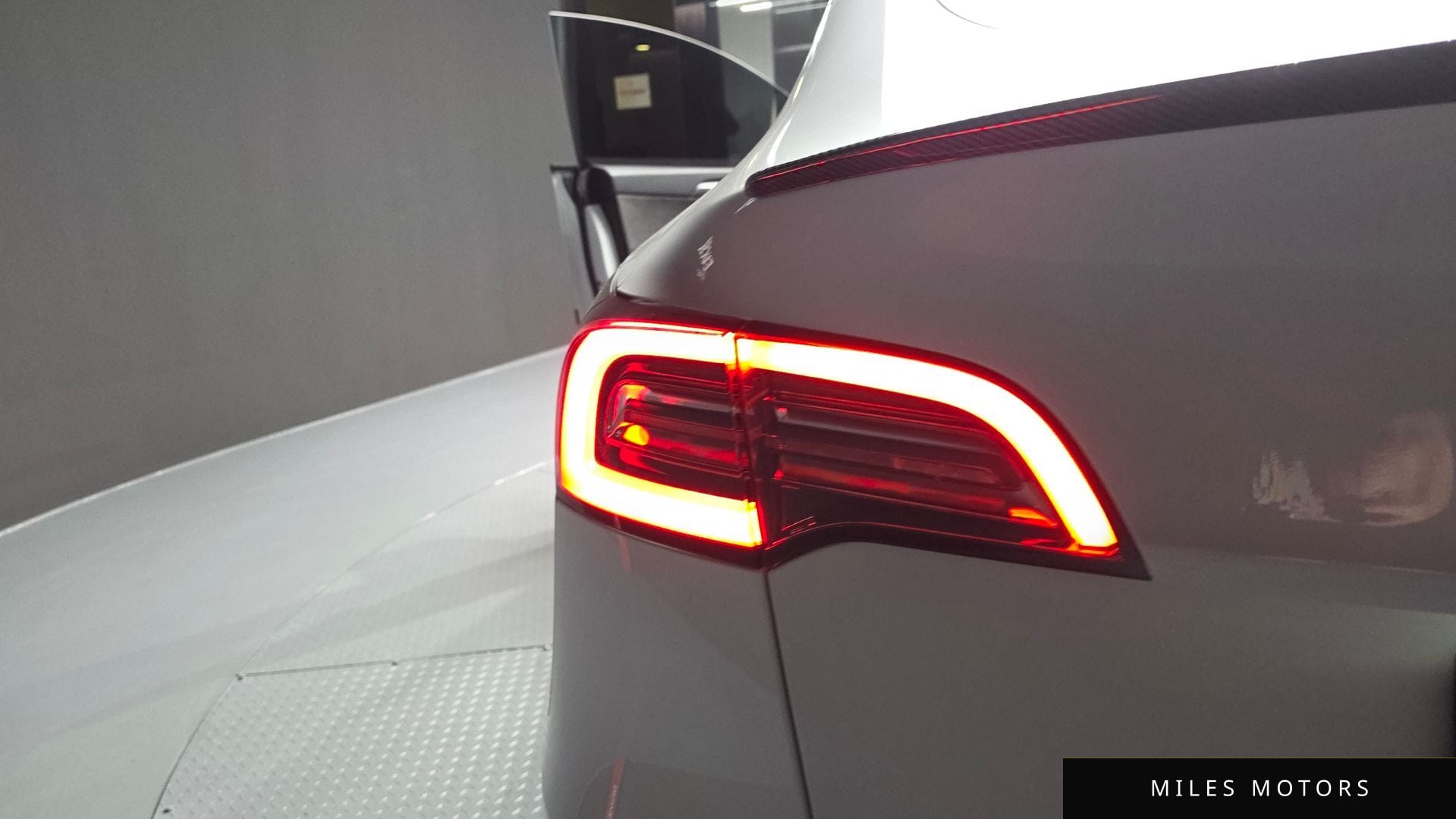 Tesla Model Y 2022 — миниатюра 9