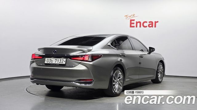 Лексус ES300h 2019 — миниатюра 2