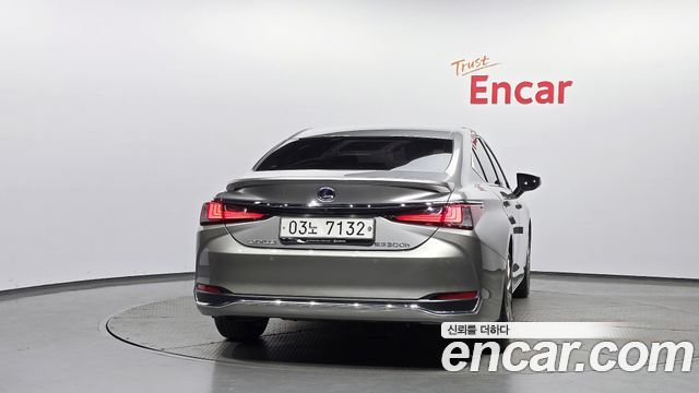 Лексус ES300h 2019 — миниатюра 4