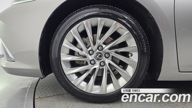 Лексус ES300h 2019 — миниатюра 5