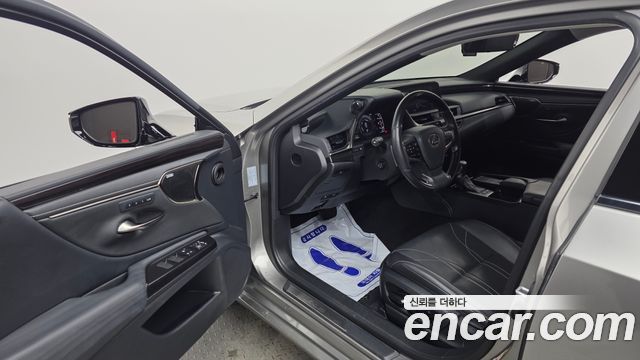 Лексус ES300h 2019 — миниатюра 13