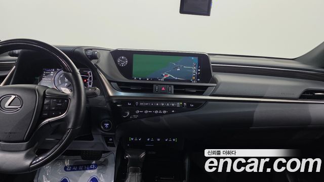 Лексус ES300h 2019 — миниатюра 23