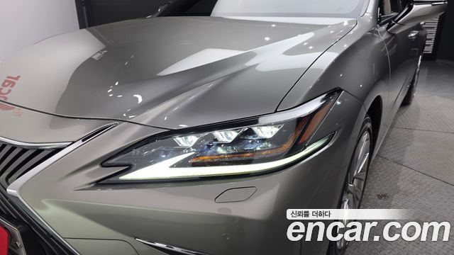Лексус ES300h 2019 — миниатюра 8