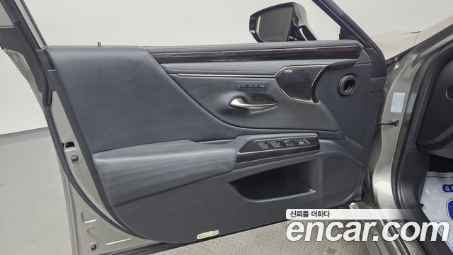 Лексус ES300h 2019 — миниатюра 14