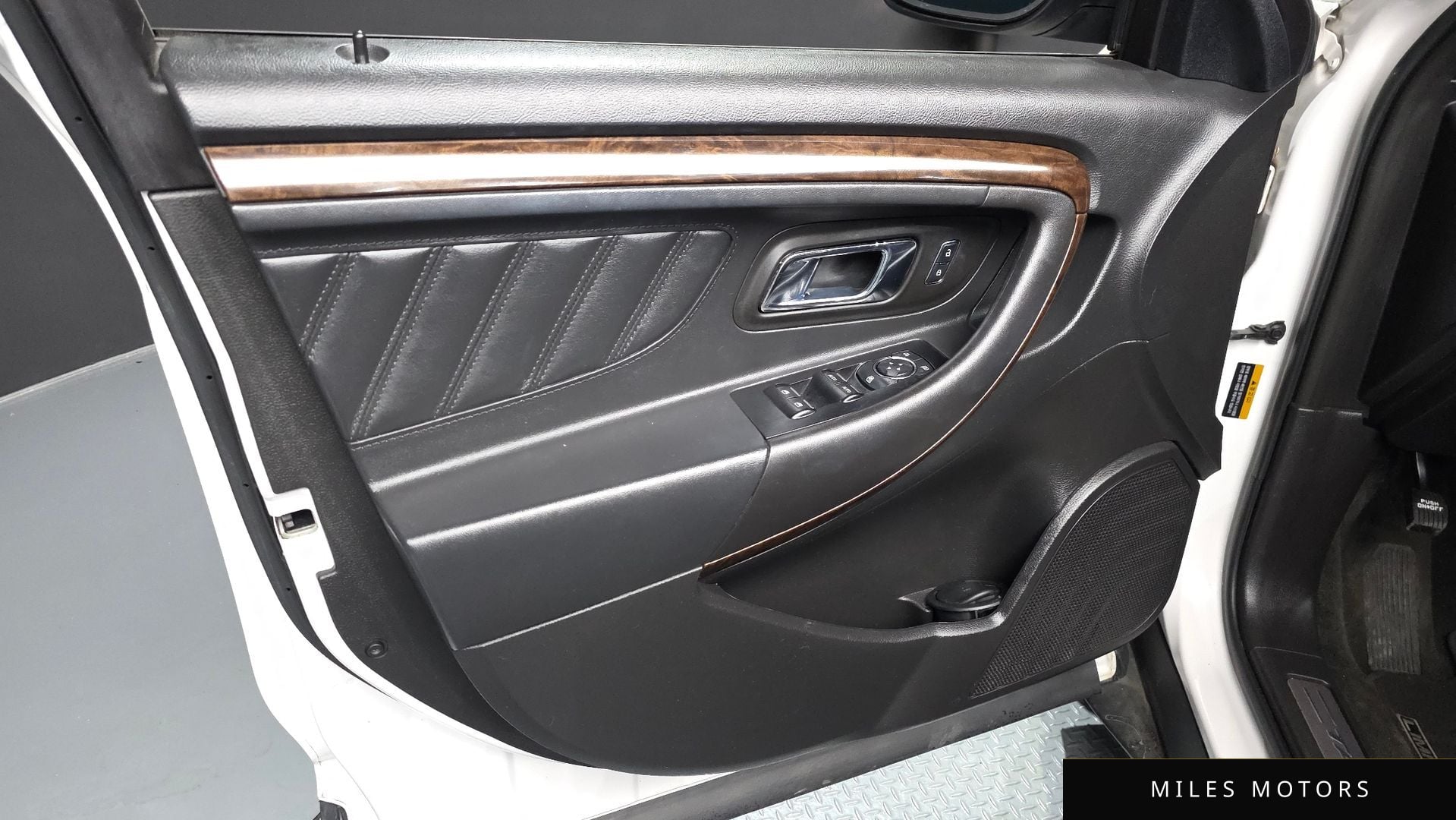 Ford Taurus 2015 — миниатюра 14