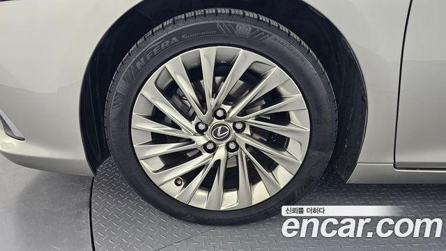 Лексус ES300h 2019 — миниатюра 5