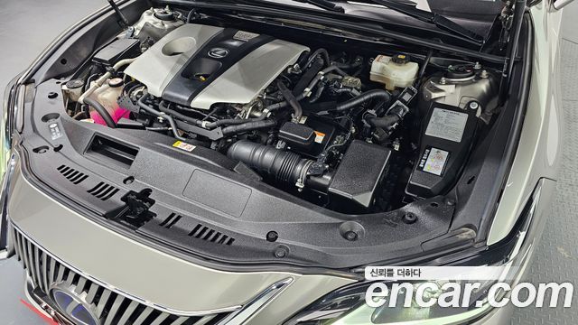 Лексус ES300h 2019 — миниатюра 6