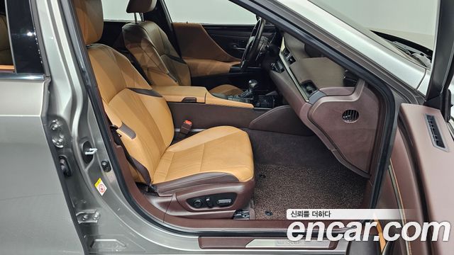 Лексус ES300h 2019 — миниатюра 11