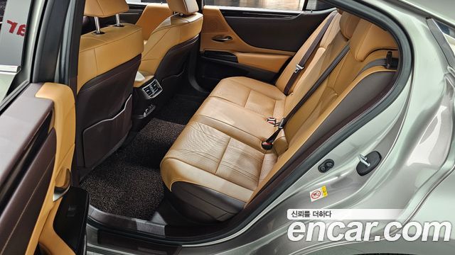 Лексус ES300h 2019 — миниатюра 12