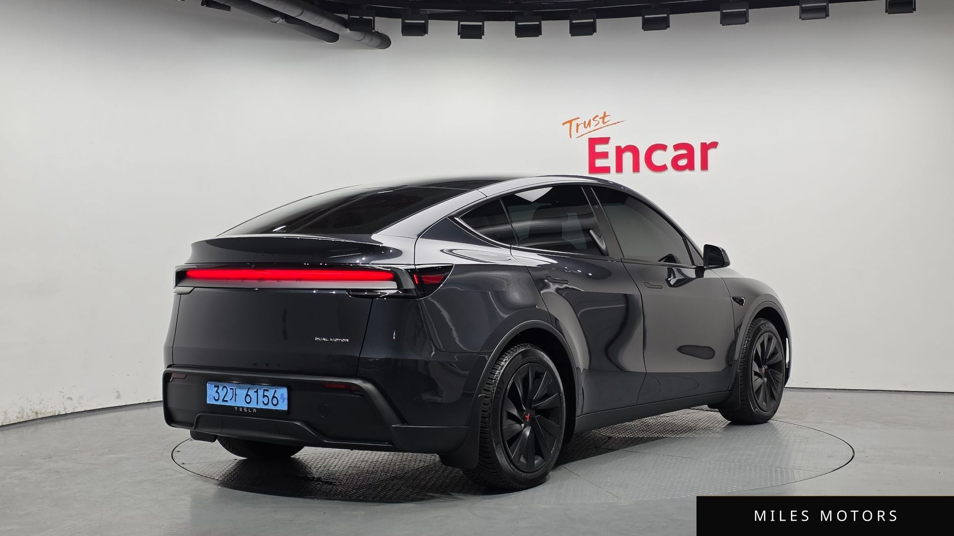 Tesla Model Y 2025 — миниатюра 2