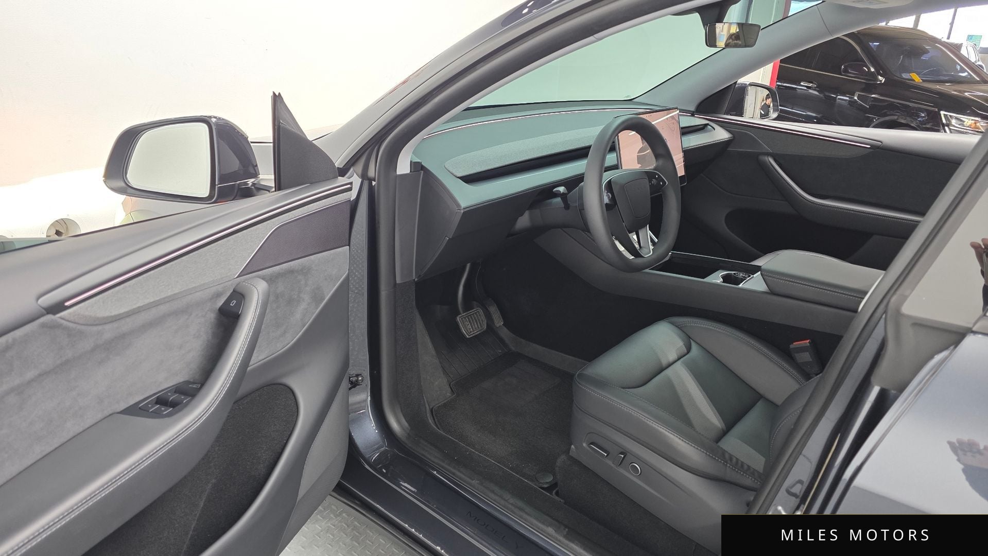Tesla Model Y 2025 — миниатюра 10