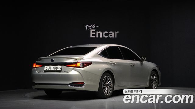 Лексус ES300h 2019 — миниатюра 2