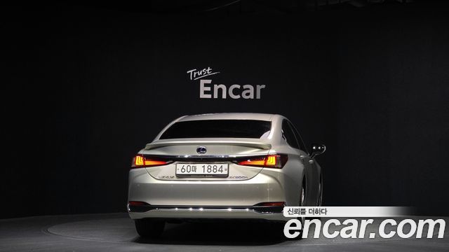 Лексус ES300h 2019 — миниатюра 4