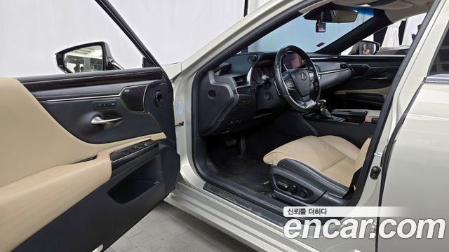 Лексус ES300h 2019 — миниатюра 10