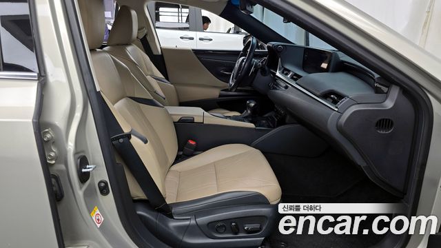 Лексус ES300h 2019 — миниатюра 11