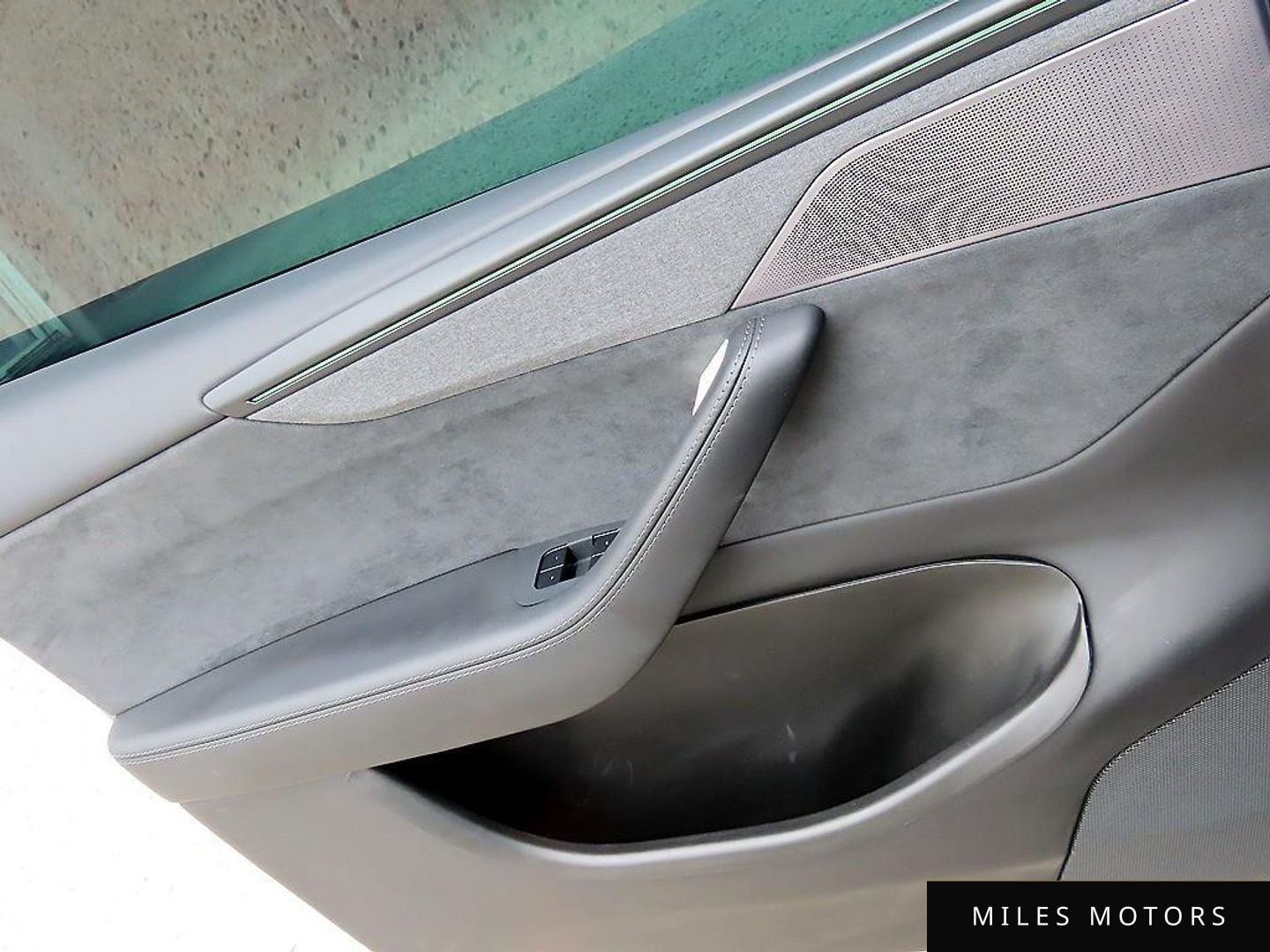 Tesla Model Y 2025 — миниатюра 10