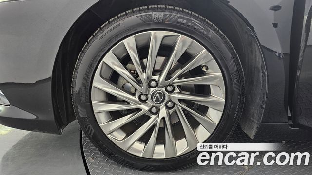 Лексус ES300h 2019 — миниатюра 5