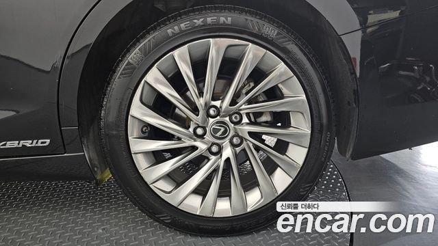 Лексус ES300h 2019 — миниатюра 7