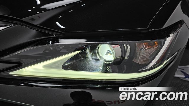 Лексус ES300h 2019 — миниатюра 8