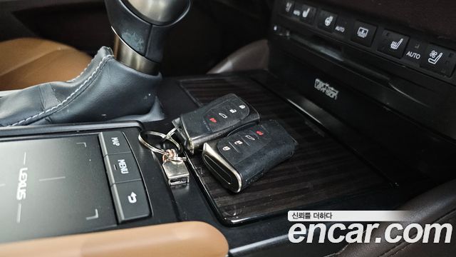 Лексус ES300h 2019 — миниатюра 33