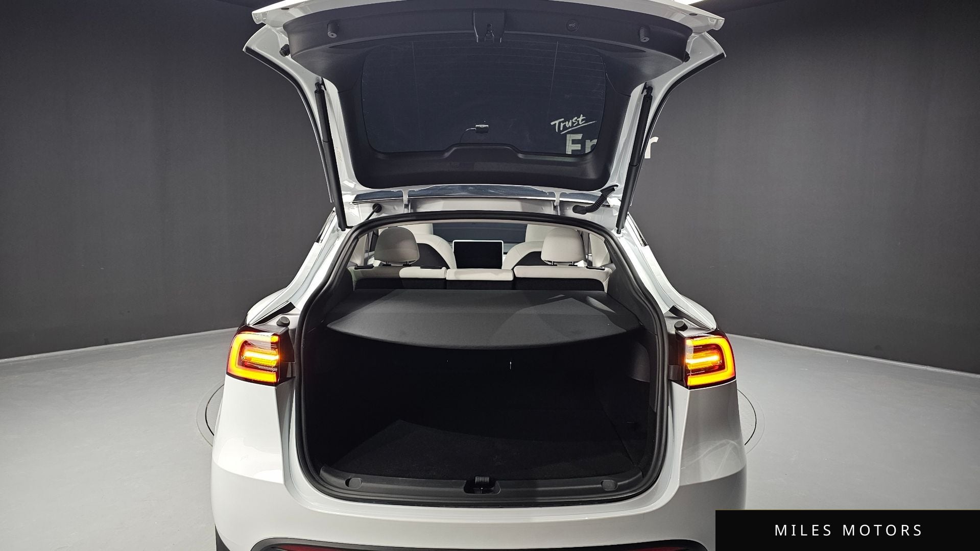 Tesla 모델 Y 2024 — миниатюра 26