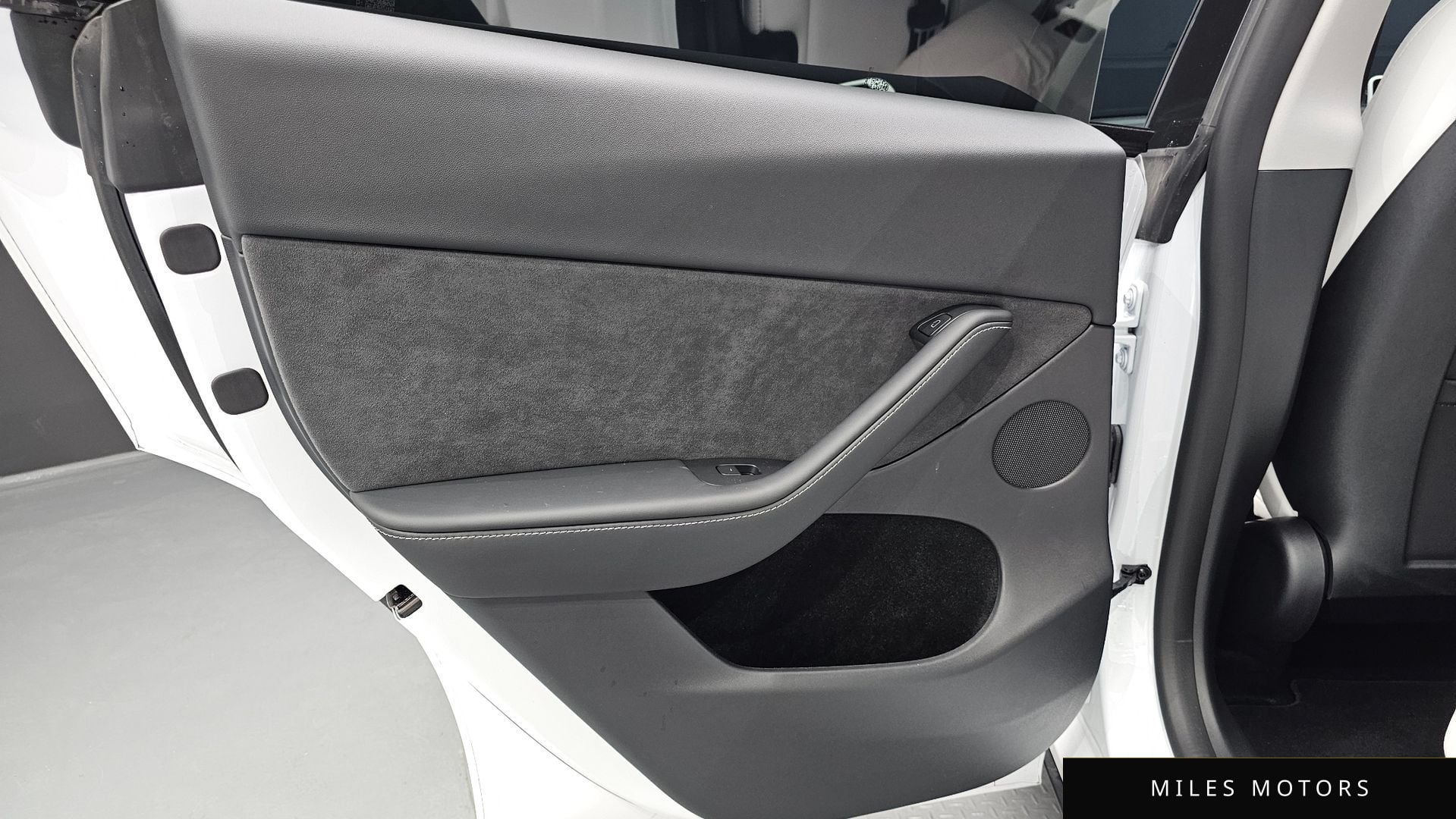 Tesla 모델 Y 2024 — миниатюра 15