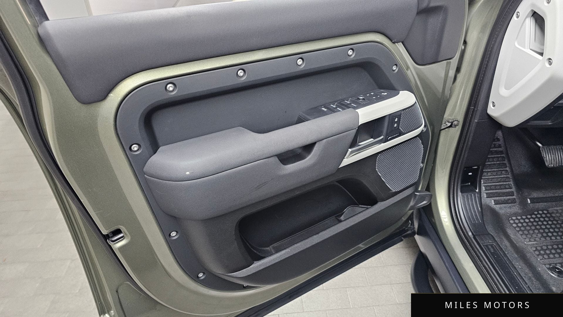 Land Rover Defender 2020 — миниатюра 14