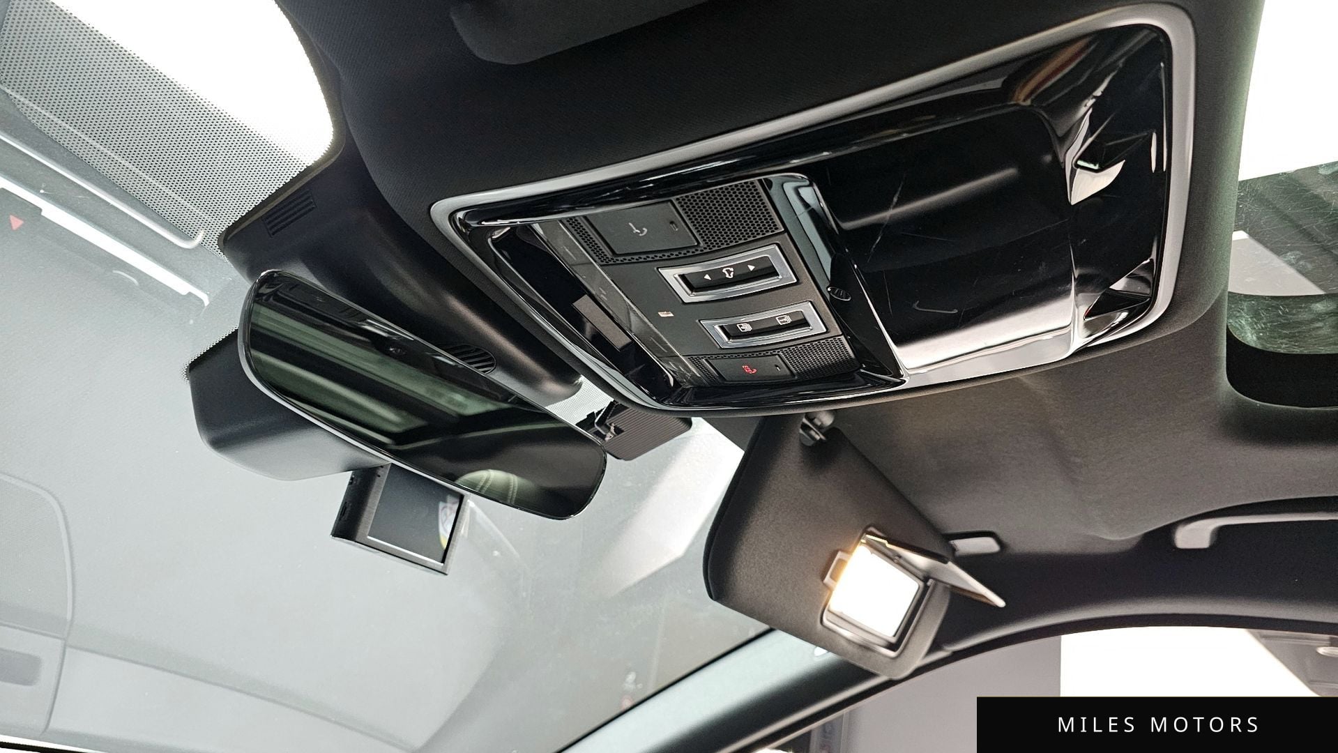 Land Rover Range Rover Velar 2019 — миниатюра 28
