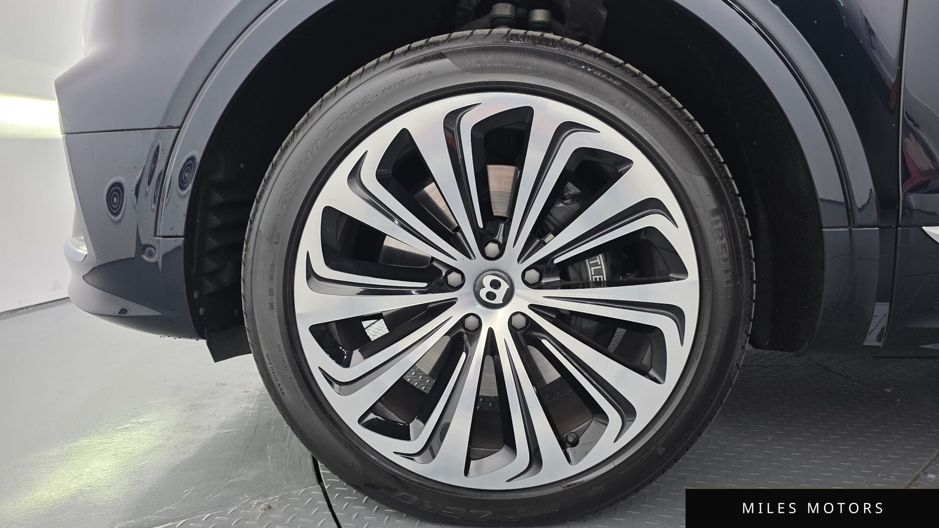 Bentley Bentayga 2025 — миниатюра 5