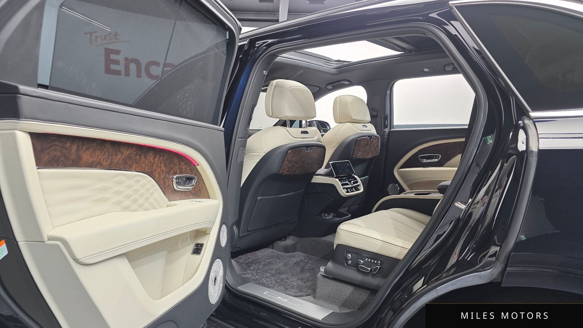 Bentley Bentayga 2025 — миниатюра 17