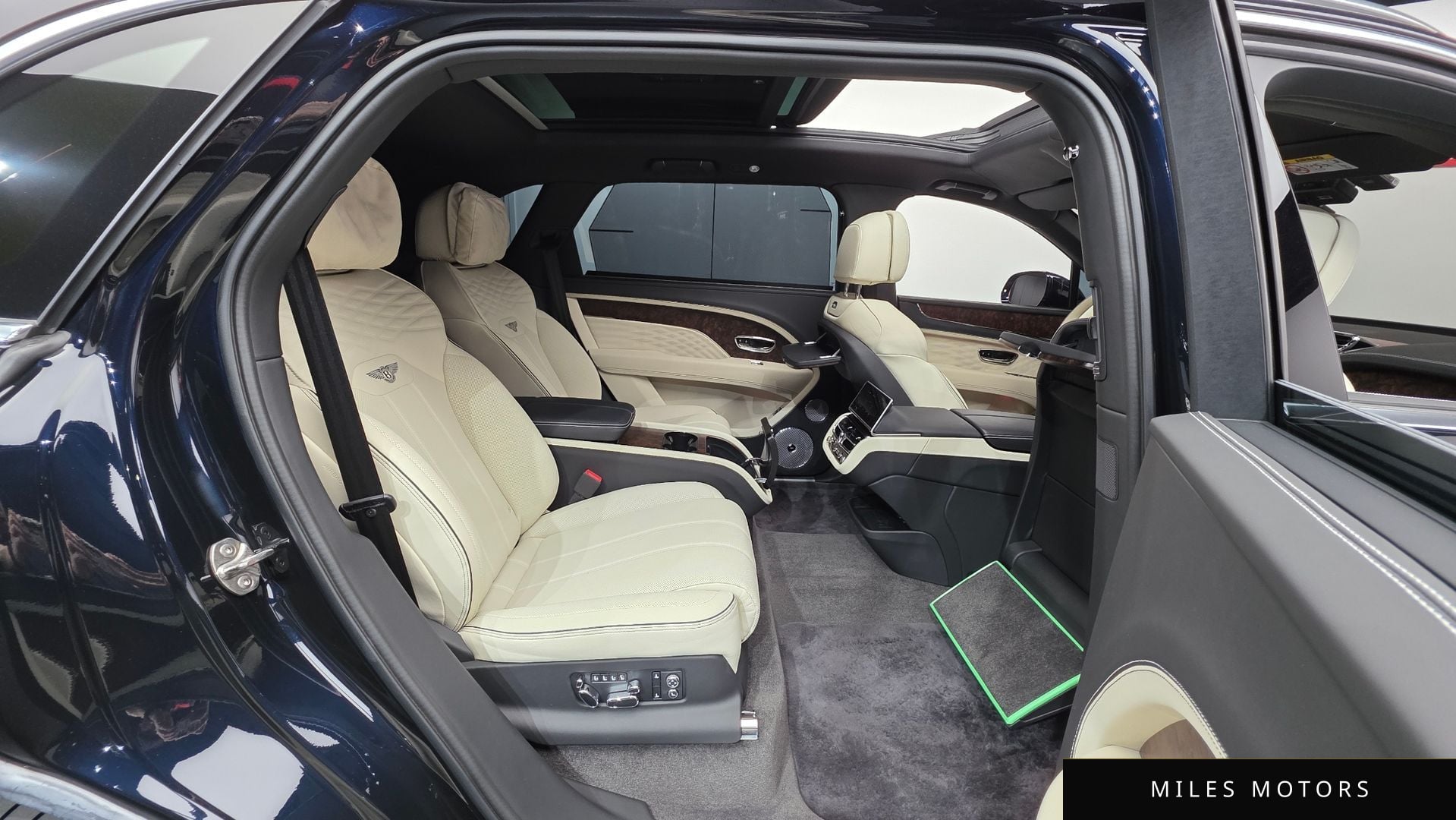 Bentley Bentayga 2025 — миниатюра 19