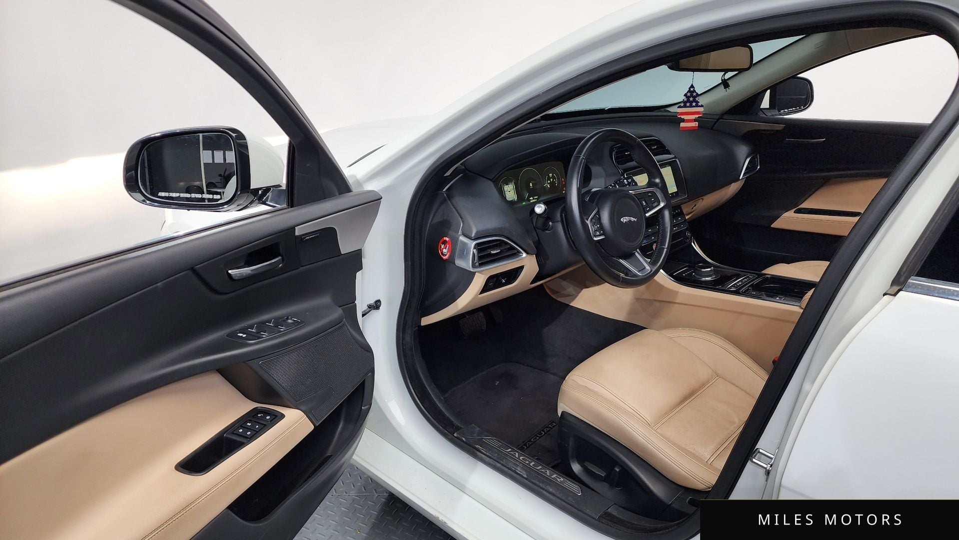 Jaguar XE 2018 — миниатюра 13