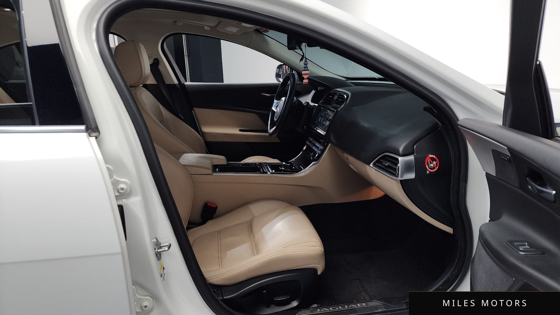 Jaguar XE 2018 — миниатюра 17