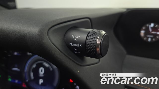 Лексус UX250h 2019 — миниатюра 26
