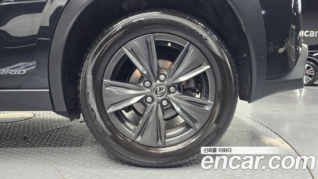 Лексус UX250h 2019 — миниатюра 7