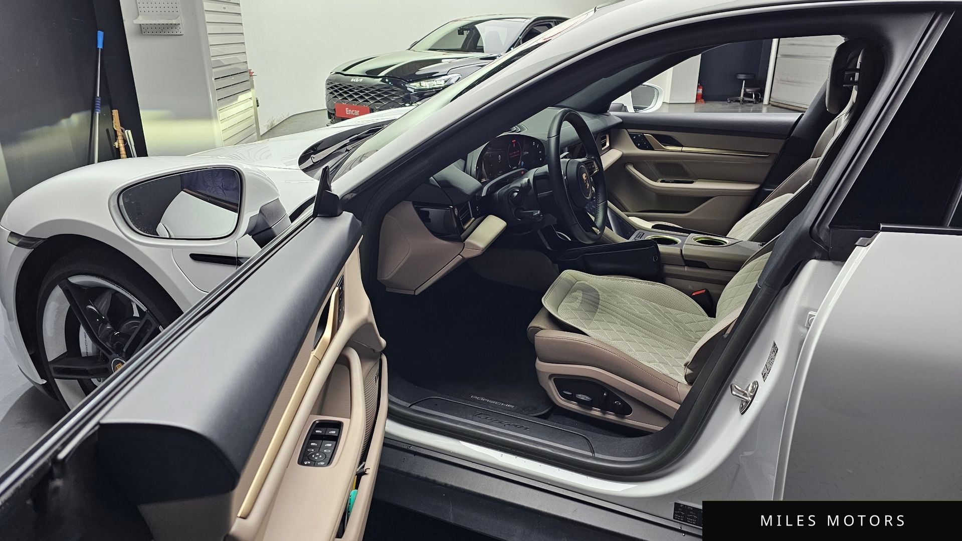 Porsche Taycan 2023 — миниатюра 10