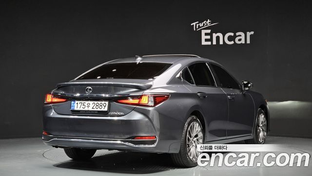 Лексус ES300h 2025 — миниатюра 2