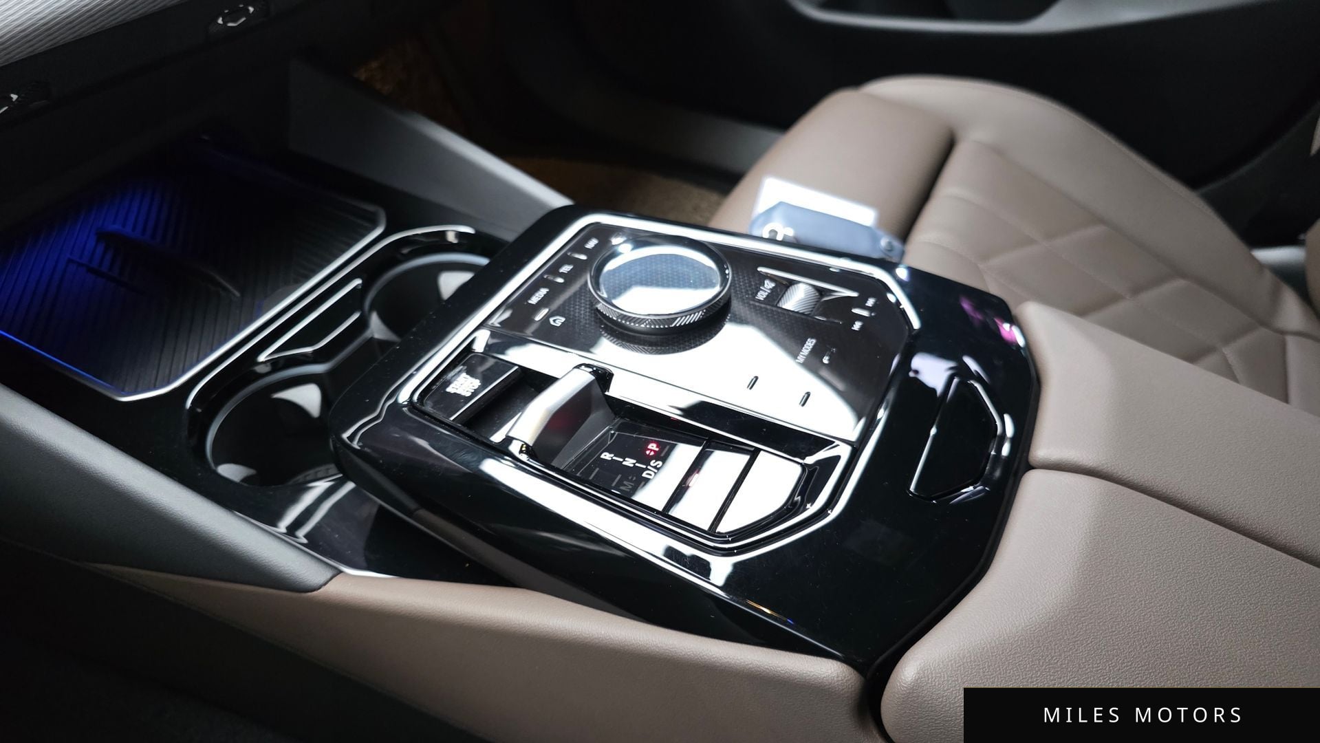 BMW 5 Series (G60) 2024 — миниатюра 11