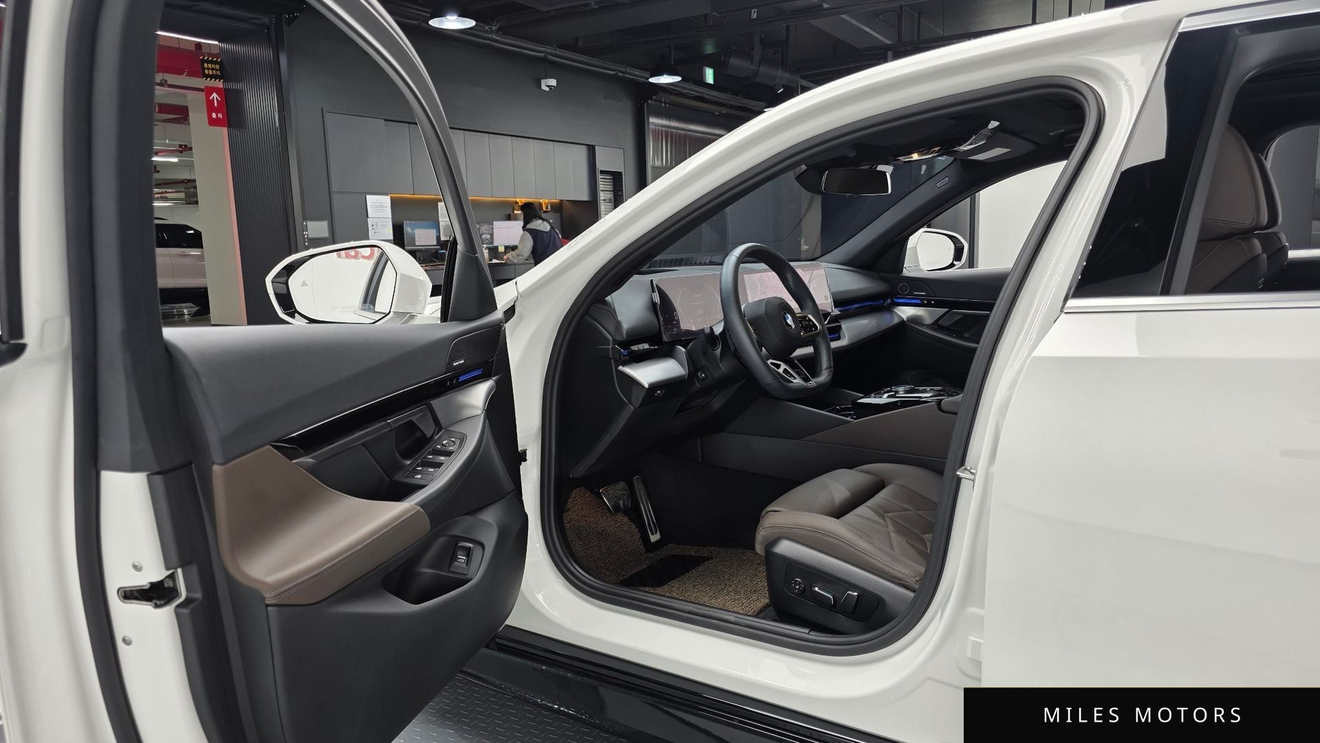 BMW 5 Series (G60) 2024 — миниатюра 12