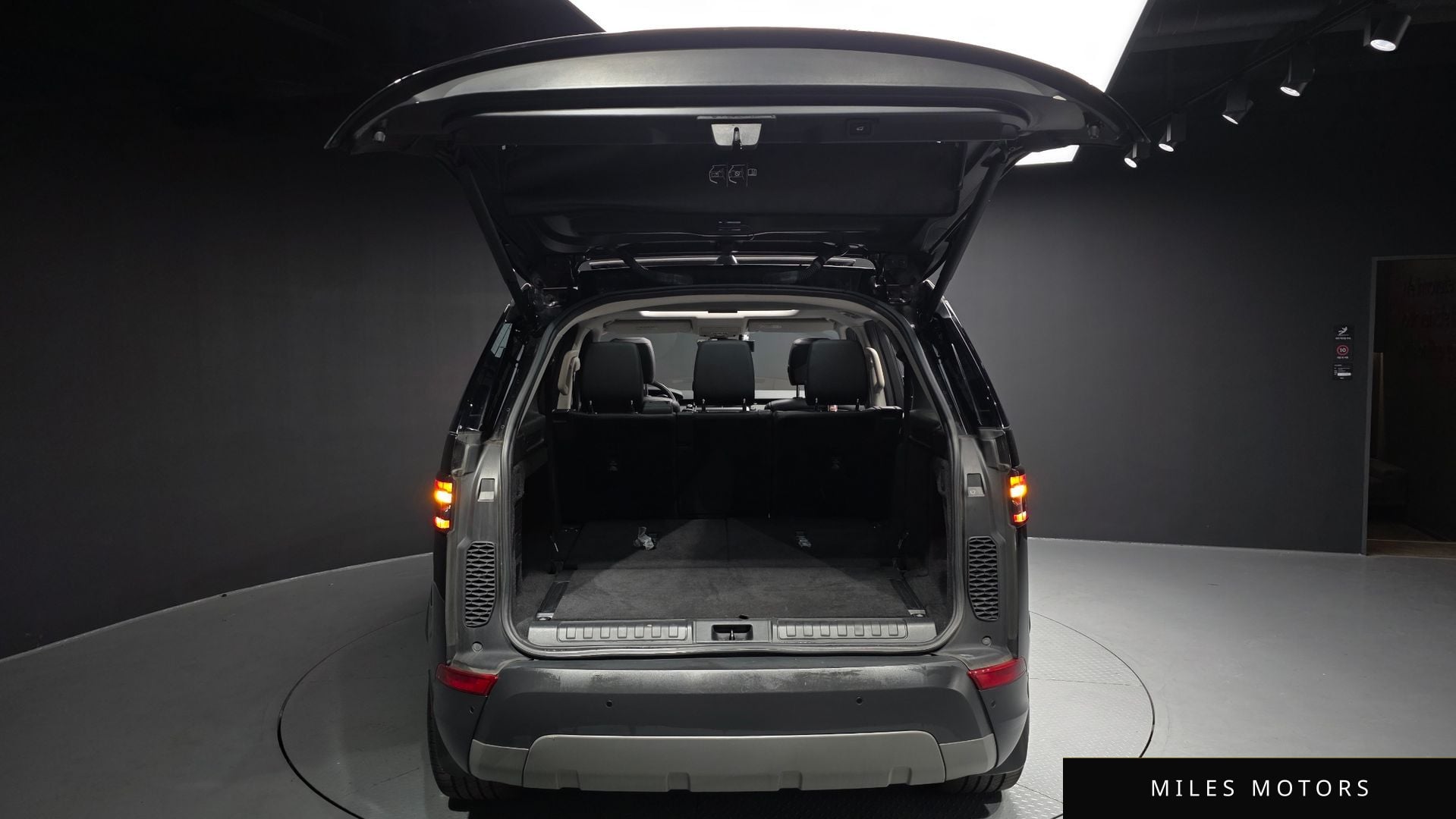 Land Rover Discovery 2018 — миниатюра 20