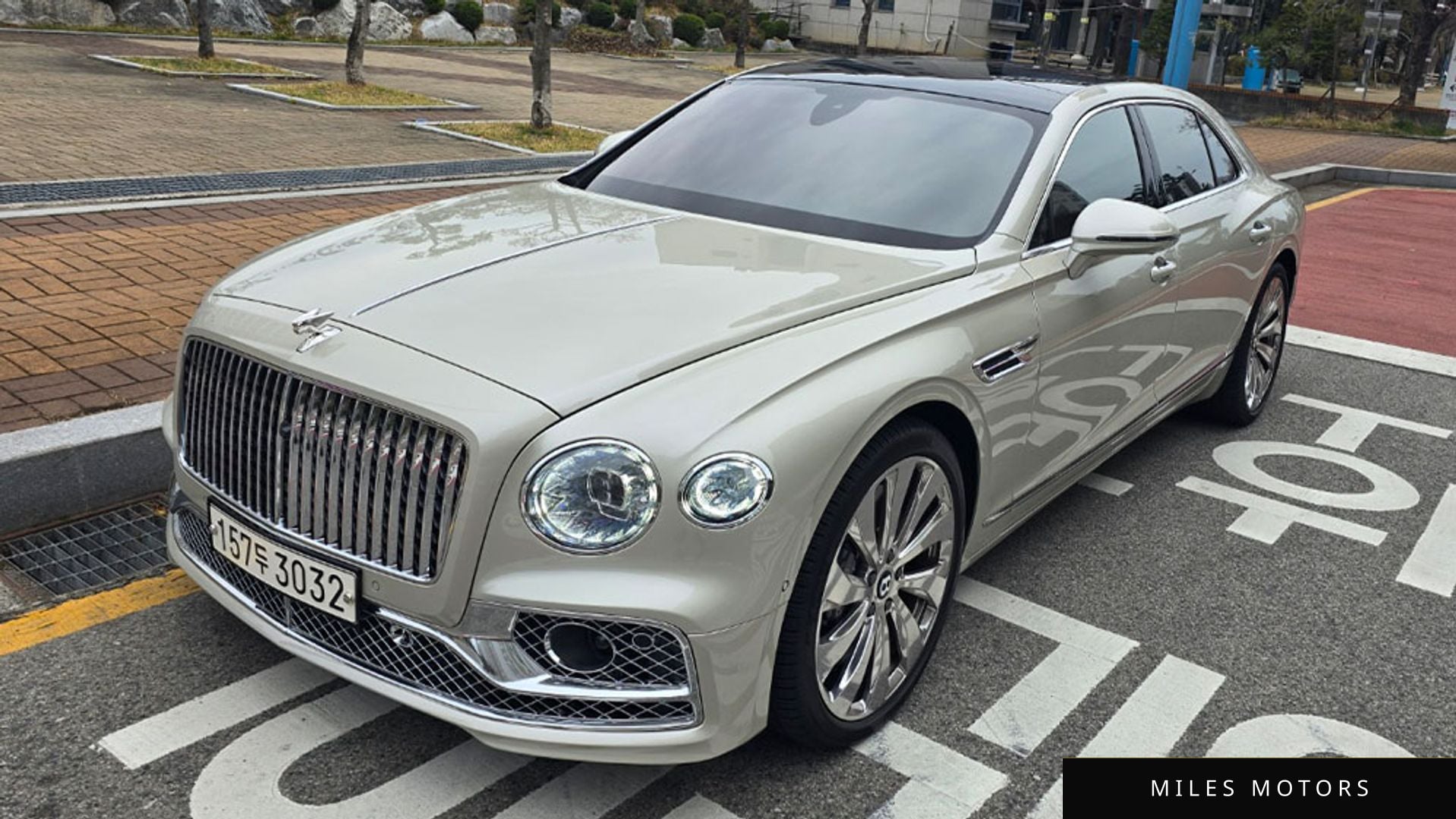 Bentley Flying Spur 2022 — миниатюра 2