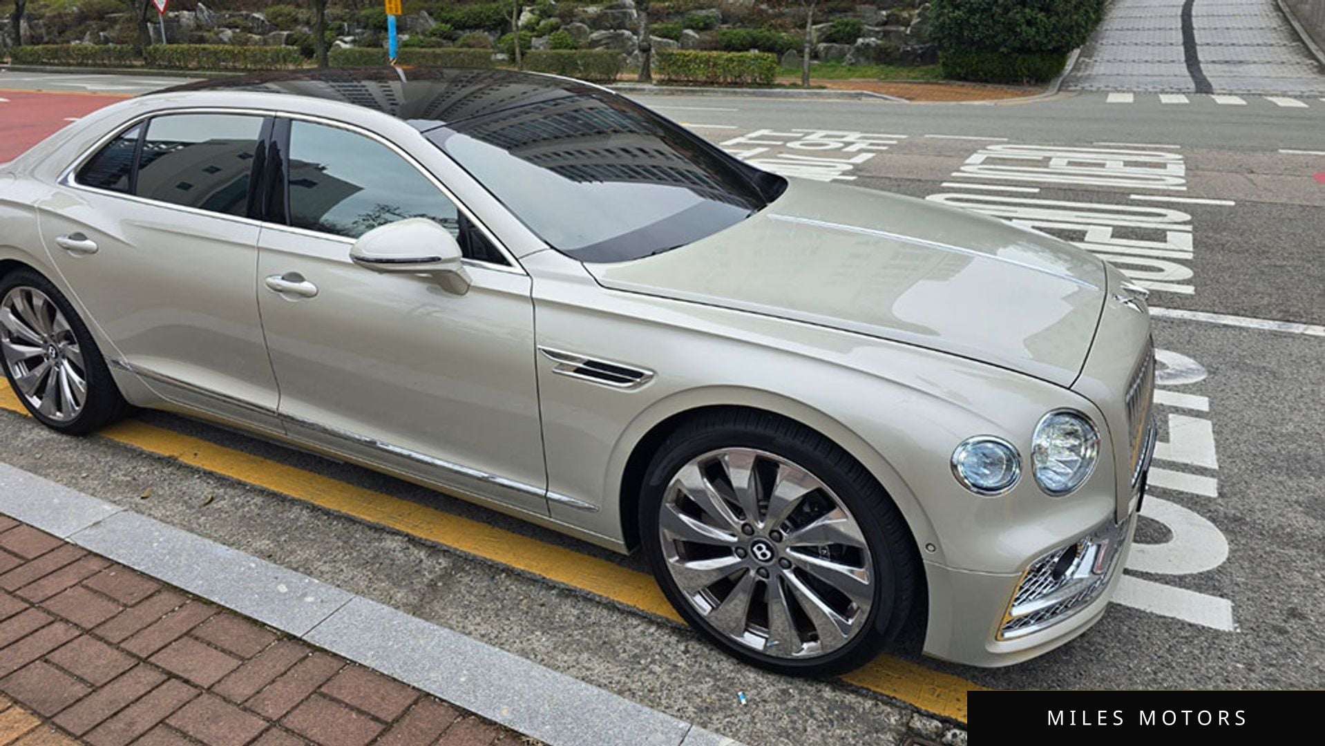 Bentley Flying Spur 2022 — миниатюра 3