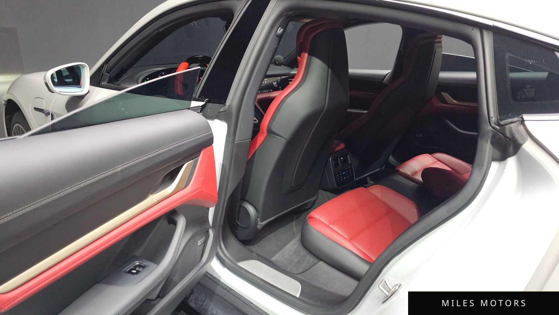 Porsche Taycan 2021 — миниатюра 11
