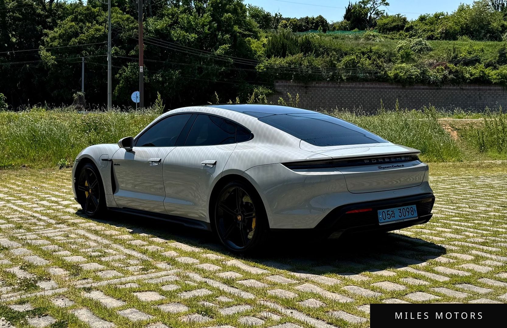 Porsche Taycan 2023 — миниатюра 9