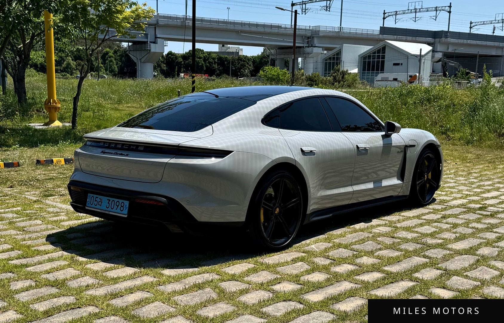 Porsche Taycan 2023 — миниатюра 10