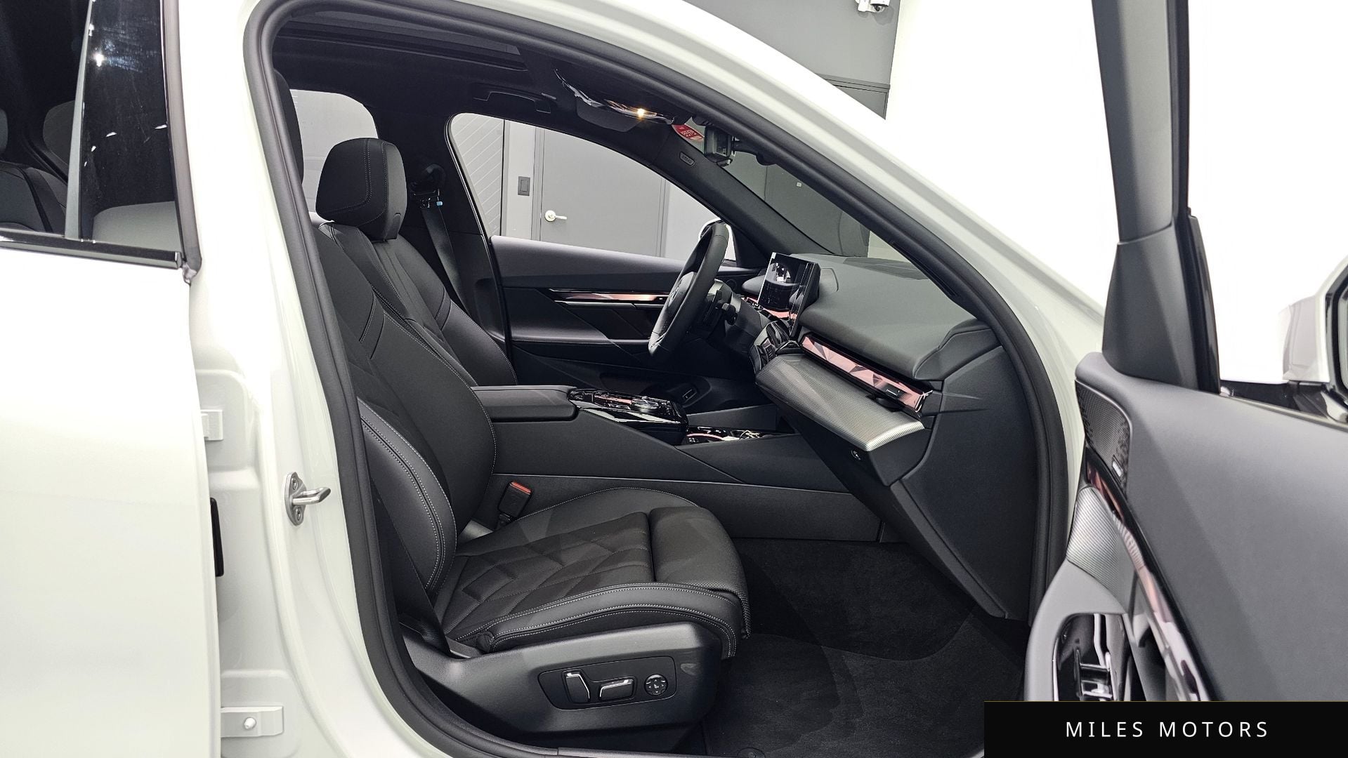 BMW 5 Series (G60) 2026 — миниатюра 18